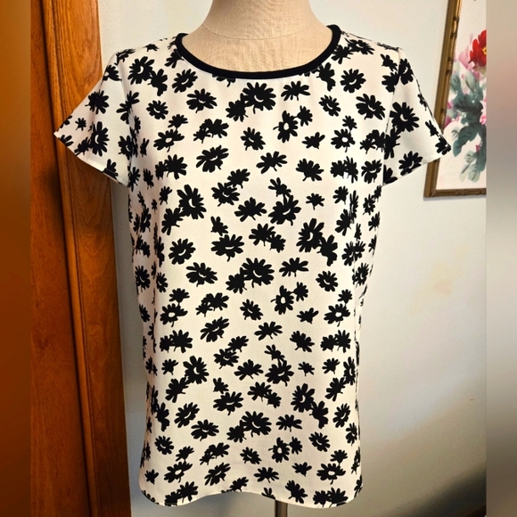 ANN TAYLOR FLORAL BLACK AND WHITE TOP. SIZE SMALL. - Picture 1 of 9